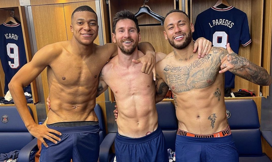 Messi entoure Mbappé et Neymar après la victoire du PSG contre City en Ligue des champions.