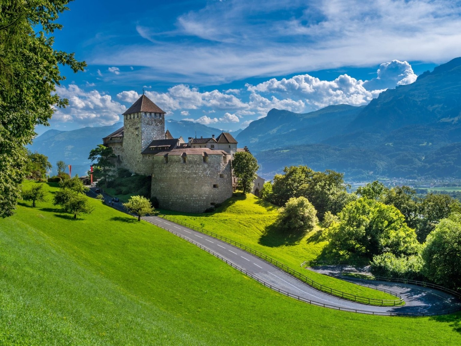Le château de Vaduz constitue le principal monument du pays. Il couronne la capitale, Vaduz, de ses tours et fortifications.