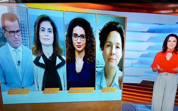 Lustiges Kleid von Moderatorin im Fernsehen.