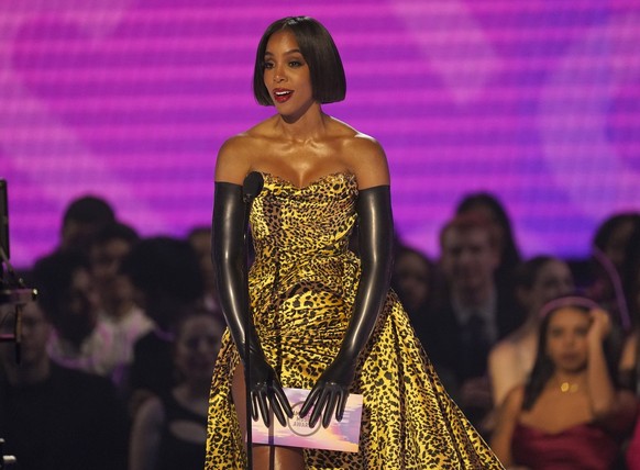 Kelly Rowland accepts Chris Brown's award for favorite male R&B artist at the American Music Awards on Sunday, Nov. 20, 2022, at the Microsoft Theater in Los Angeles. (AP Photo/Chris Pizzello ...