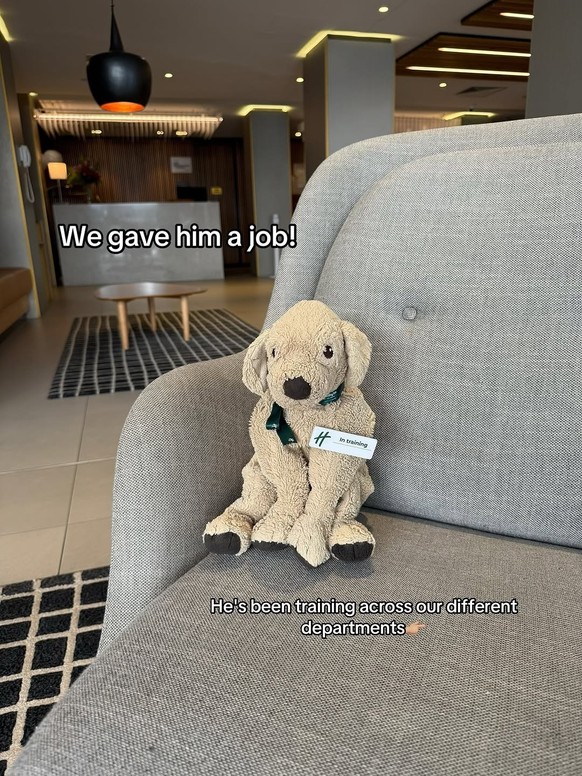 Alors, on lui a donné un job! Il a travaillé dans plusieurs départements.