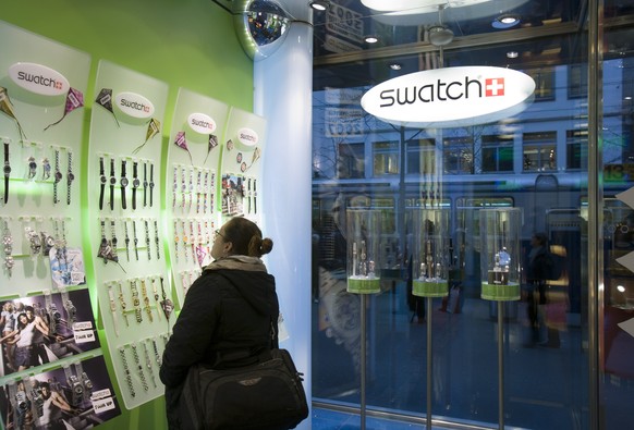 ARCHIVBILD ZUR JAHRESBILANZ 2020 VON SWATCH, AM DONNERSTAG, 18. MAERZ 2021 - Eine Kundin betrachtet am 7. November 2007 die Auslage im Uhrengeschaeft Swatch-Store an der Bahnhofstrasse in Zuerich. Die ...