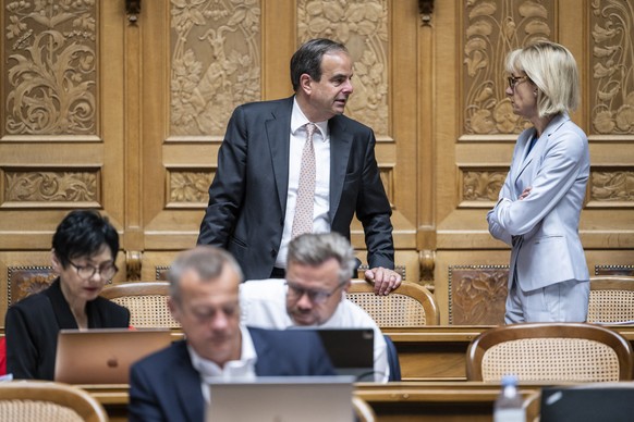 Mitte Praesident Gerhard Pfister, Mitte-ZG, links, diskutiert mit Ruth Humbel, Mitte-AG, an der Sommersession der Eidgenoessischen Raete, am Mittwoch, 1. Juni 2022 im Nationalrat in Bern. (KEYSTONE/Al ...