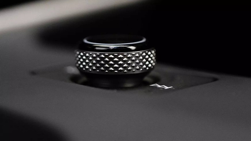 Grâce au bouton rotatif de la console centrale, il est possible non seulement de régler le volume, mais aussi de changer de titre ou de station.