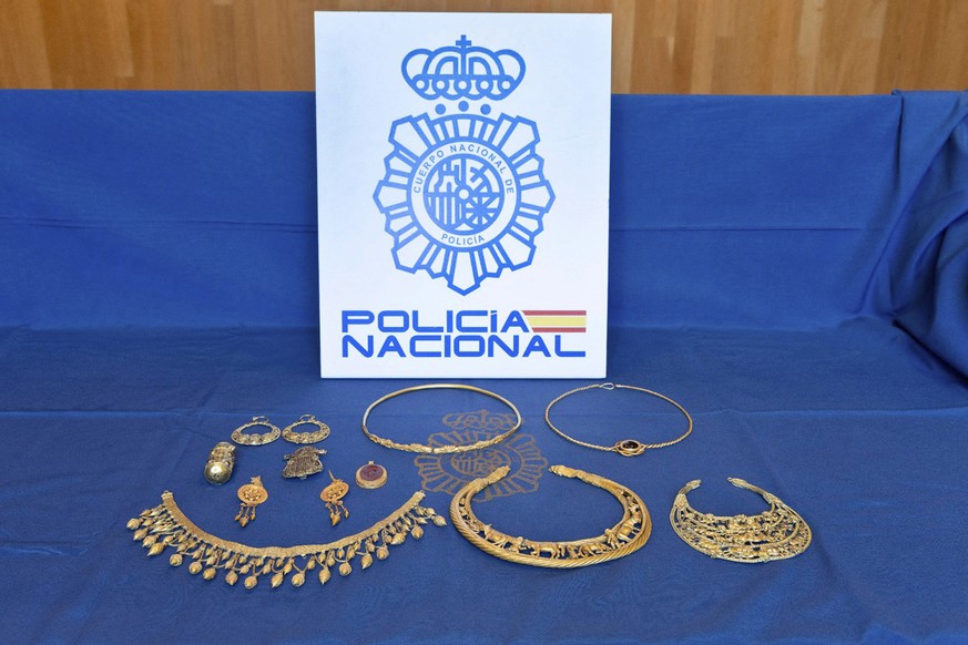 La police espagnole a confisqué ces onze bijoux anciens en or qui avaient été sortis illégalement d'Ukraine en 2016.