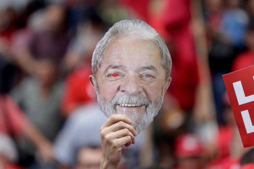 epa07984008 A sympathizer holds a Lula Da Silva mask as waiting for former President Luiz Inacio Lula da Silva in Sao Bernardo do Campo, Brazil, 09 November 2019. The Supreme Court ruled on 0seven Nov ...