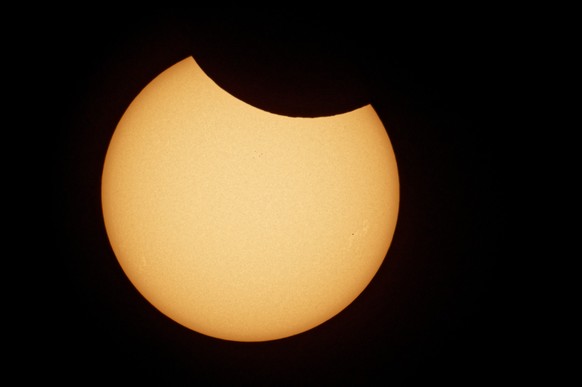 10.06.2021, Nordrhein-Westfalen, K�ln: Nur ein kleiner Teil der Sonne wird bei einer Partiellen Sonnenfinsternis vom Mond verdeckt. Das Bild wurde mit einem Teleskop mit 2000mm Brennweite und einer Ni ...