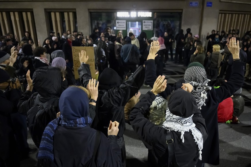 Des manifestants protestent contre le recent deces au CHUV d&#039;un homme qui etait detenu dans la zone carcerale de ce poste de police et plus generalement contre les violences policieres devant l&# ...