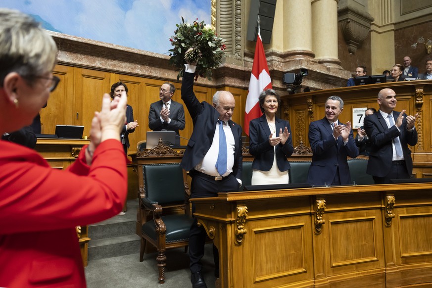 Le conseiller fédéral démissionnaire Ueli Maurer est applaudi par la conseillère fédérale Simonetta Sommaruga, également démissionnaire.