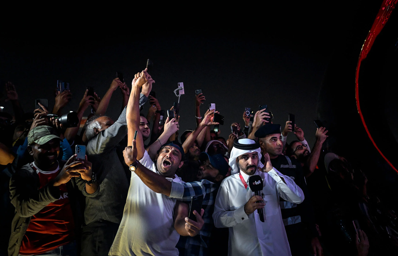 Les fans célèbrent le compte à rebours avant le début de la Coupe du monde 2022, sur la promenade de la Corniche de Doha, le 20 novembre.