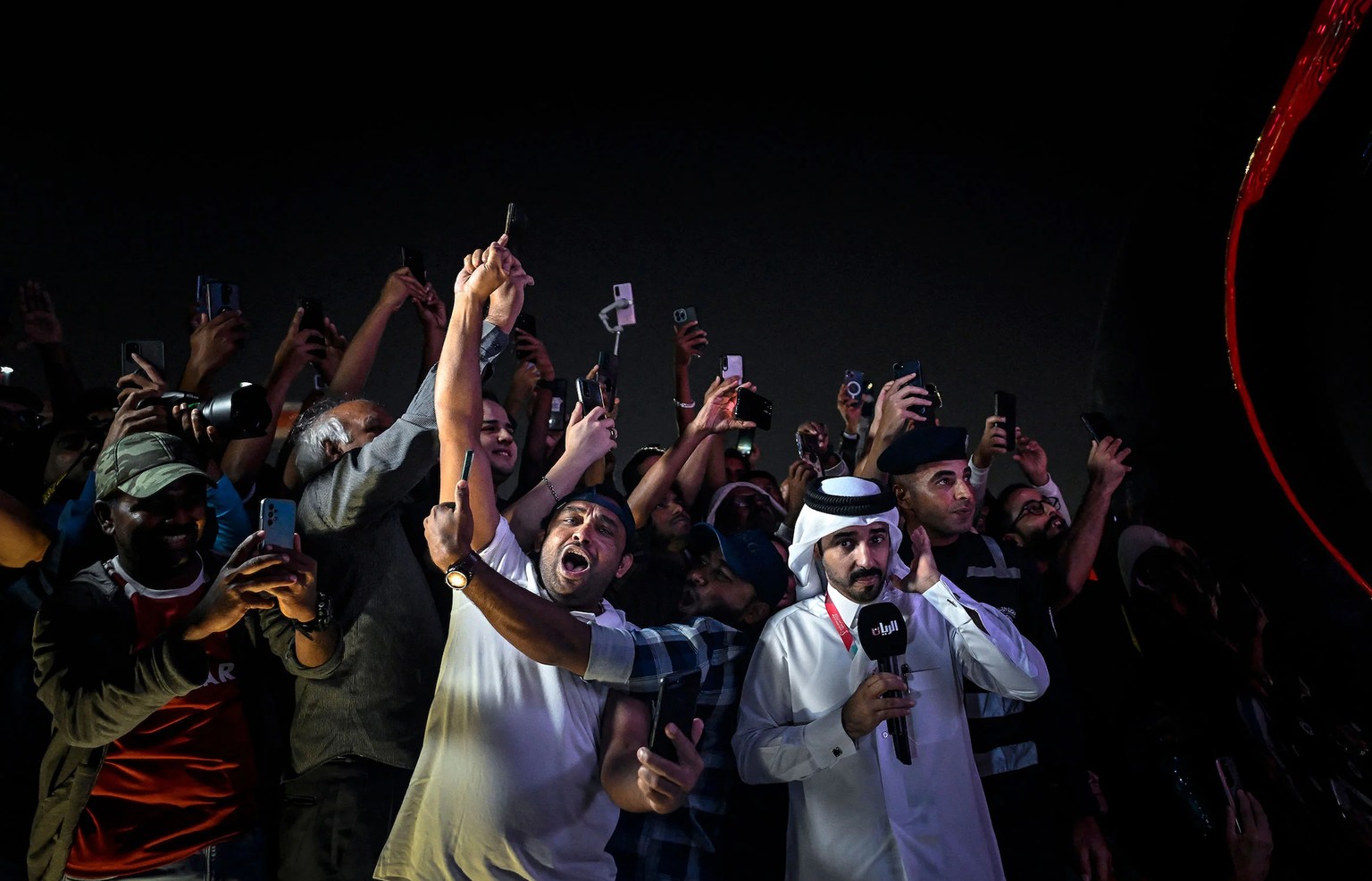 Les fans célèbrent le compte à rebours avant le début de la Coupe du monde 2022, sur la promenade de la Corniche de Doha, le 20 novembre.