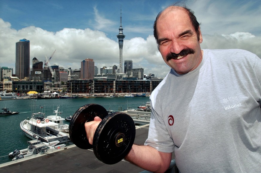 Jean-Pierre Egger, Concepteur de la preparation physique du defi suisse pour la coupe de l&#039;america Alinghi, photographie avec un haltere devant le ville d&#039;Auckland, a la base d&#039;Alinghi  ...