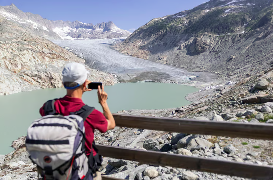 Der Rhonegletscher: schneefrei, Hitze und Sonne ausgesetzt.