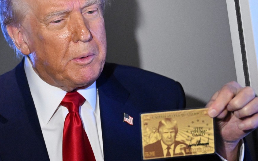 Trump présente la &quot;gold card&quot;, visa permanent à 5 millions de dollars.