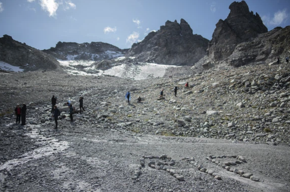 &quot;RIP&quot; - Rest in Peace : En 2019, le glacier du Pizol a été mesuré pour la dernière fois, tant il avait rétréci. Les militants ont organisé une sorte d&#039;enterrement pour marquer l&#039;oc ...