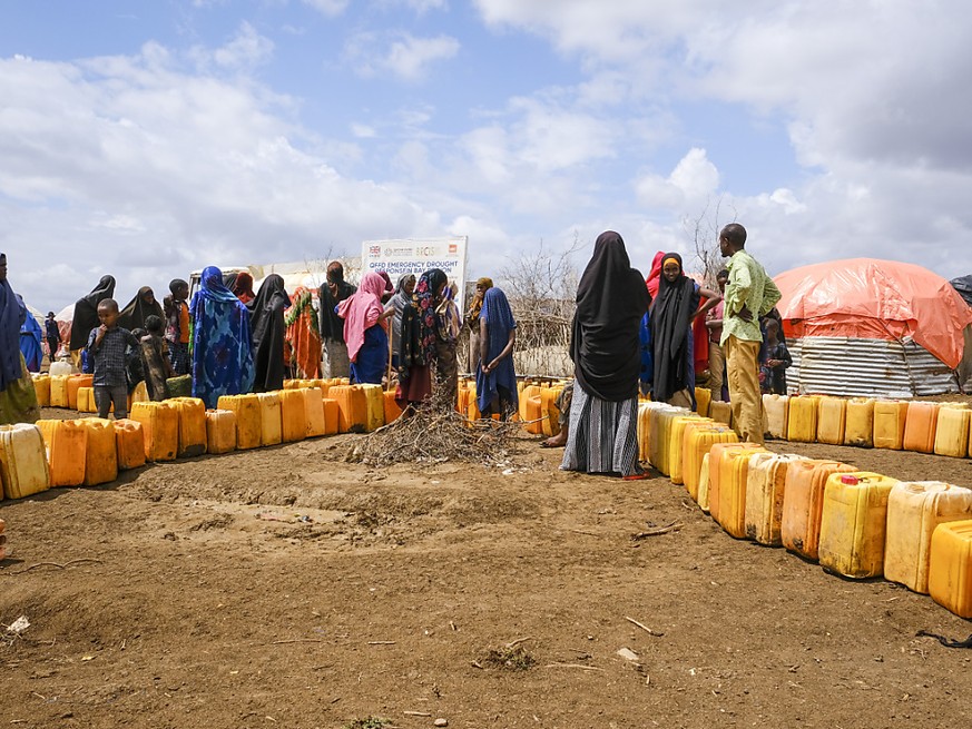 Des Somaliens et Somaliennes chass�s par la s�cheresse font la queue fin octobre � l'ext�rieur de la ville de Baidoa pour remplir des bidons d'eau potable (archives).