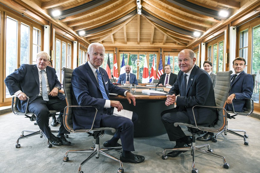 Coup d'envoi du sommet au château d'Elmau dimanche à midi: au premier plan, le président américain Joe Biden, le premier ministre Boris Johnson (à gauche) et l'hôte et chancelier allemand Olaf Scholz (à droite).