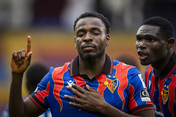 Philip Otele (FCB) (links) jubelt ueber sein Tor zum 1:0 im Fussball Meisterschaftsspiel der Swiss Super League zwischen FC Basel 1893, FCB, und Yverdon Sport FC, YS, am Montag, 21. April 2025 im St. ...