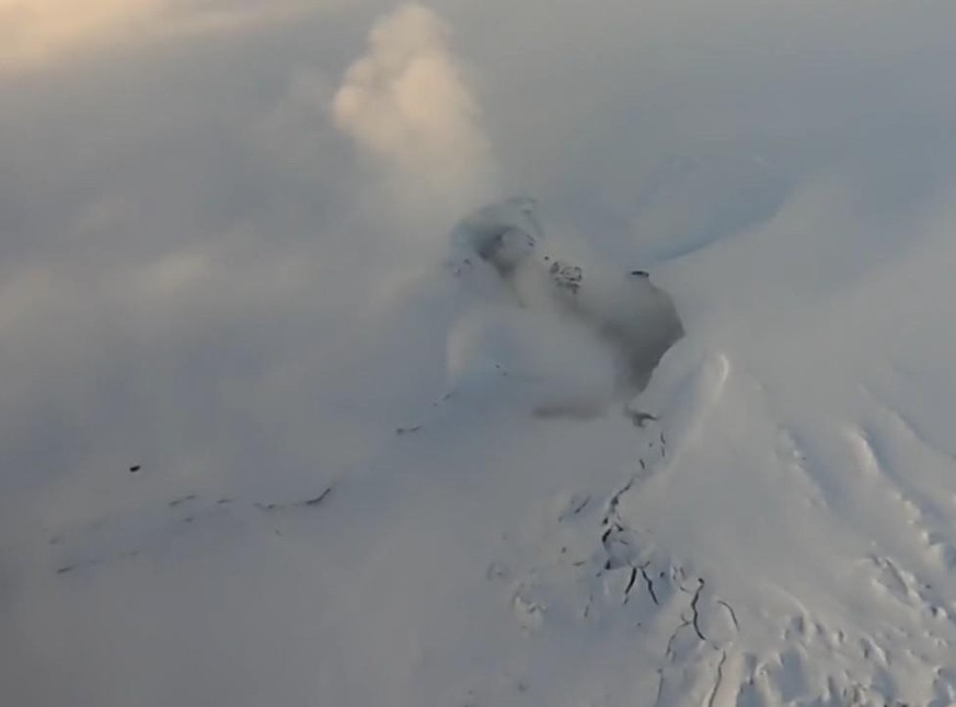 Des nuages de vapeur se sont élevés du Grímsvötn où la chaleur a fait fondre la glace. 
