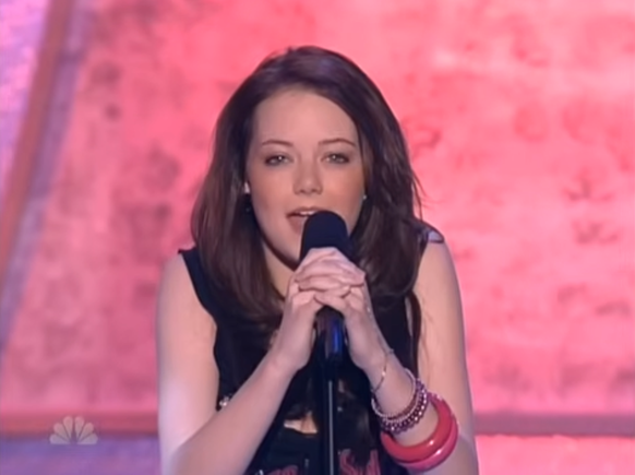 Emma Stone, alors âgée de 15 ans (et encore connue sous son prénom, Emily), s'est retrouvée en crop top, jean taille basse et gros bracelets, interprétant « Bitch » de Meredith Brooks.