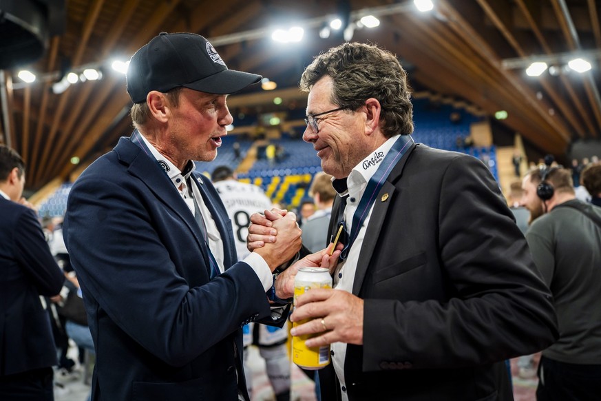 Head Coach Roger Roennberg (HCFG) und Hubert Waeber, Praesident von Fribourg-Gotteron feiern den Meistertitel mit dem Pokal nach ihrem Sieg gegen Davos in der Verlaengerung im siebten Eishockey Playof ...