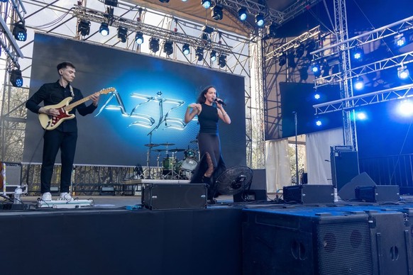 La chanteuse Aziza Eskender sur la scène.