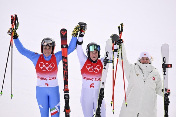 Lara Gut-Behrami (à droite) a gagné la médaille de bronze du géant aux JO de Pékin. La Suédoise Sara Hector (centre) et l'Italienne Federica Brignone ont respectivement glané l'or et l'argent. 