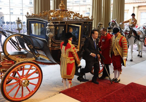 LONDON, ENGLAND - NOVEMBER 21: Britain's Prince William, Prince of Wales and Catherine, Princess of Wales arrive at Buckingham Palace following a ceremonial welcome for The President and the Firs ...