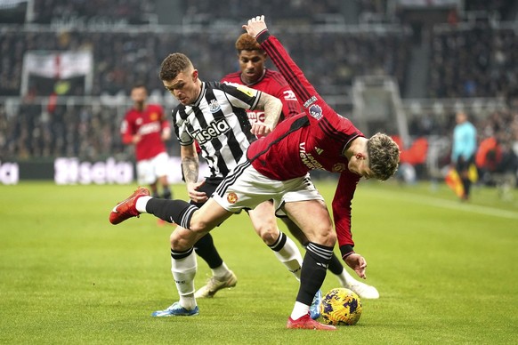 Newcastle United&#039;s Kieran Trippier, center and Manchester United&#039;s Alejandro Garnacho vie for the ball, during the English Premier League soccer match between Newcastle United and Manchester ...