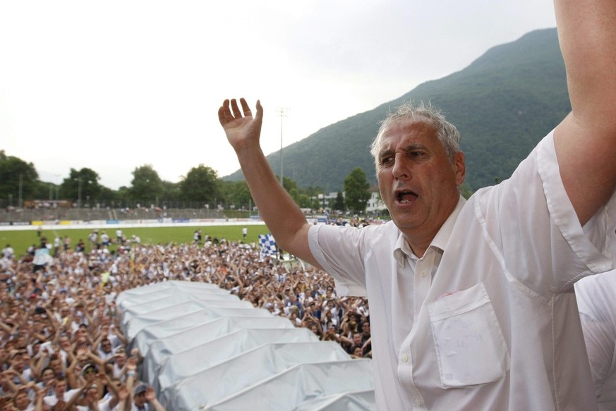 FCZ Trainer Bernard Challandes, feiert den vorzeitigen Meistertitel 2009, nach dem Fussball Meisterschaftsspiel der Super League zwischen der AC Bellinzona und dem FC Zuerich, am Sonntag, 24. Mai 2009 ...