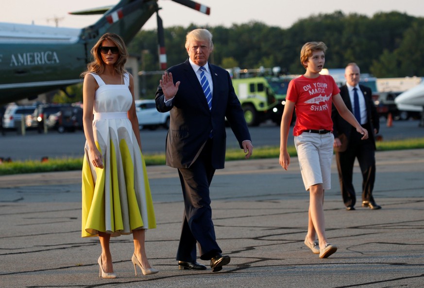 U.S. President Donald Trump with wife Melania and son Barron boards Air Force One in Morristown, New Jersey, U.S., on his way back to Washington August 20, 2017. REUTERS/Kevin Lamarque - RTS1CKT0