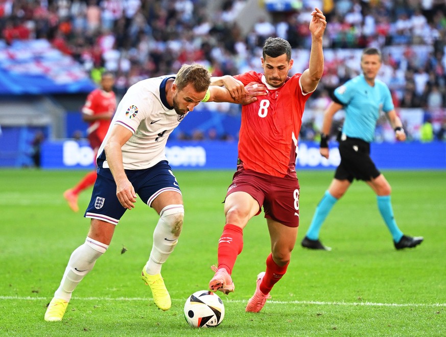 06.07.2024, Nordrhein-Westfalen, Düsseldorf: Fußball, UEFA Euro 2024, EM, England - Schweiz, Finalrunde, Viertelfinale, Düsseldorf Arena, Englands Harry Kane (l) und Remo Freuler von der Schweiz kämpf ...