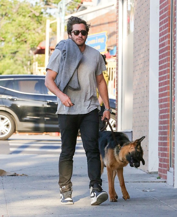 LOS ANGELES, CA - APRIL 20: Jake Gyllenhaal is seen in Los Angeles on April 20, 2015 in Los Angeles, California. (Photo by Bauer-Griffin/GC Images)