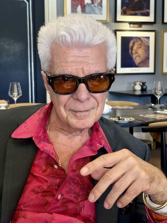 Ami de David Bowie de 1984 à 1995 en Suisse, le Genevois Sandro Sursock livre des anecdotes dans un documentaire dévoilé au Montreux Jazz Festival en 2026.