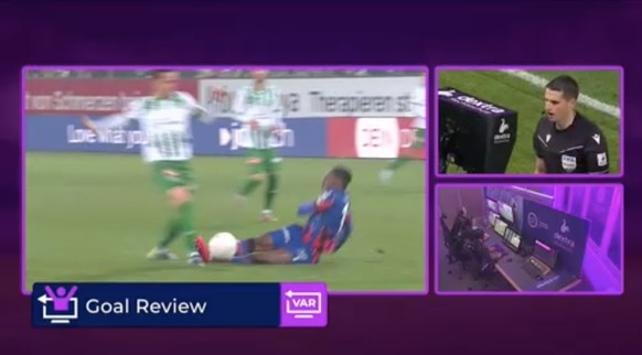 On aperçoit sur cette image le geste de Bénie Traoré. Il vient de tacler le ballon en direction d'Anton Kade et termine son geste en attrapant la cheville de son adversaire.