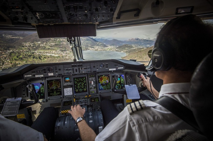 Blick ins Cockpit einer Maschine mit einem Teil des Luganersees im Hintergrund, kurz vor der Landung auf dem Flughafen Lugano-Agno, am Montag, 30. Maerz 2015, in Agno. Heute fuehrte Swiss den Erstflug ...