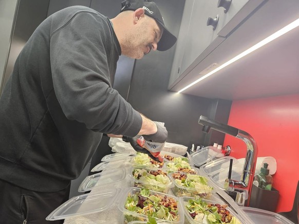 Paolo Gallivanone prépare les salades.