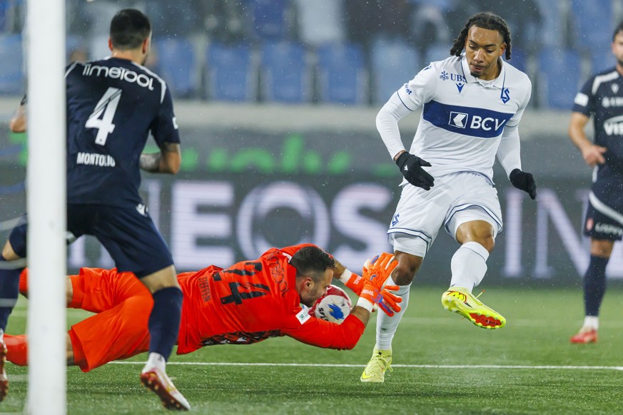 KEYPIX - Le gardien Niklas Steffen (FCT), gauche, bloque le tir de Theo Bair (LS), droite, lors de la rencontre de football de Super League entre FC Lausanne-Sport, LS, et FC Thun, FCT, le dimanche 30 ...