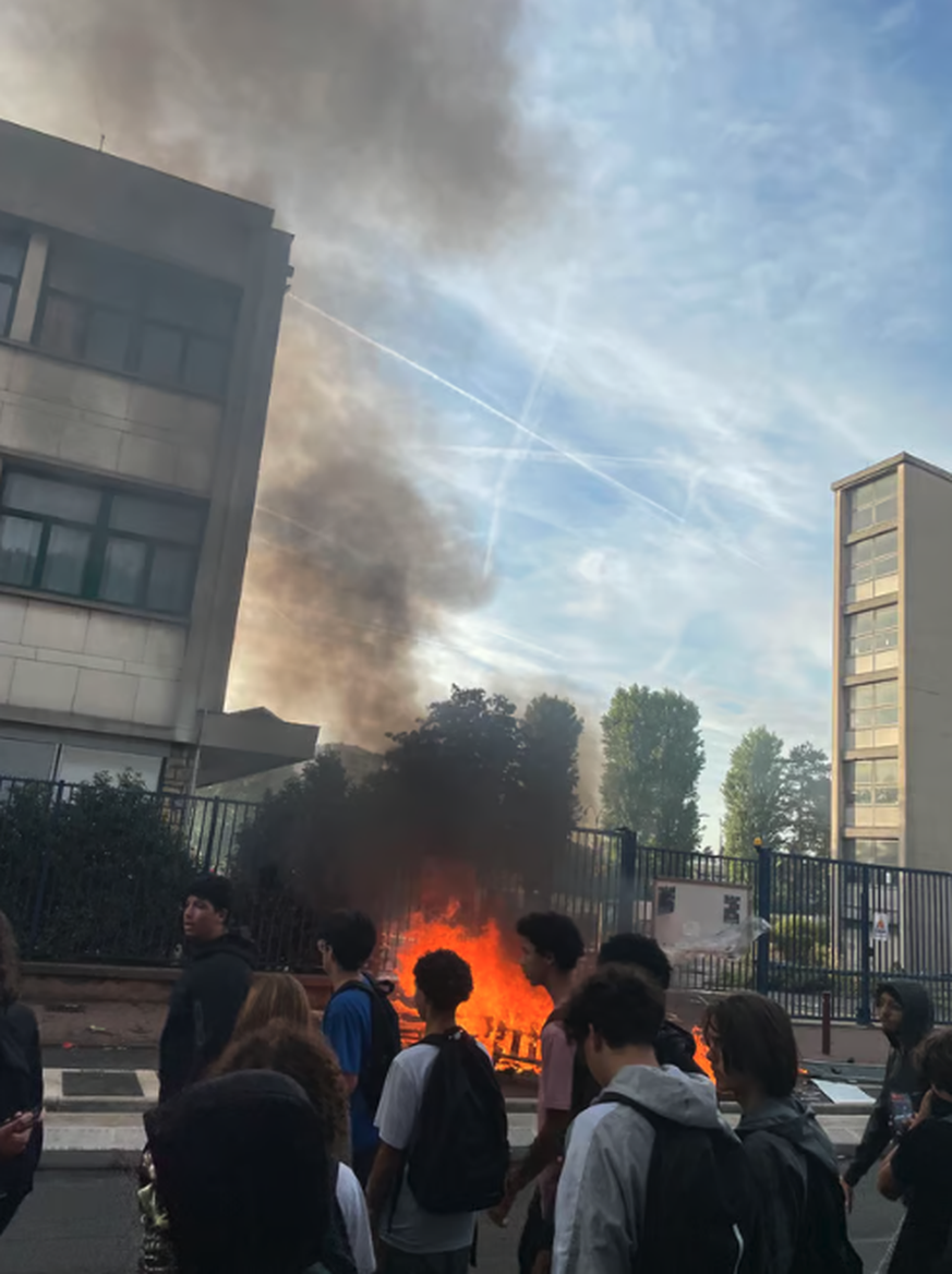 Manifestation devant le lycée polyvalent de Cachan, au sud de Paris