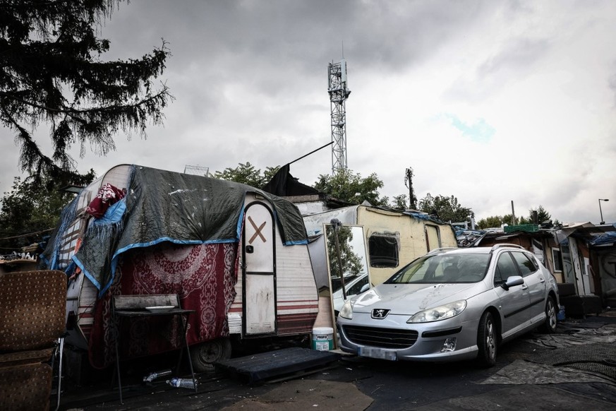Des cabanes dans le bidonville à Stains, en banlieue parisienne.