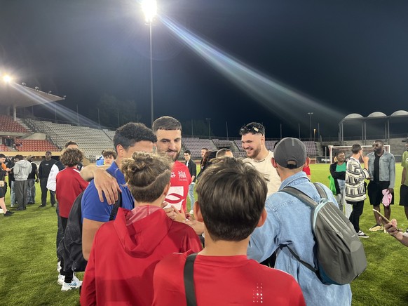 Le capitaine Lavdrim Hajrulahu (centre, avec le maillot du SLO) savoure la promotion en Super League avec de jeunes fans.