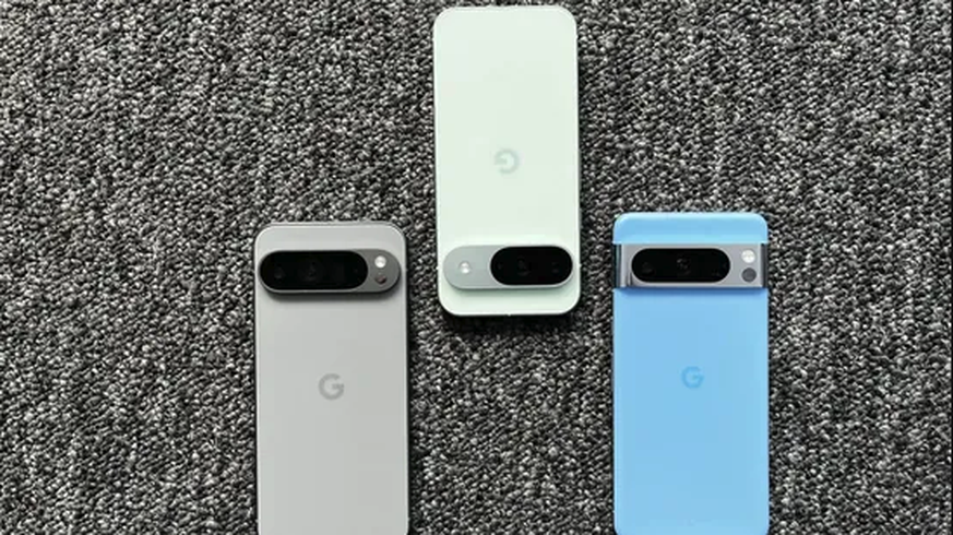 Pixel 9 Pro XL (à gauche) et Pixel 9 (au milieu): la nouvelle barre de caméra n'est plus connectée au cadre extérieur (à droite : Pixel 8 Pro).