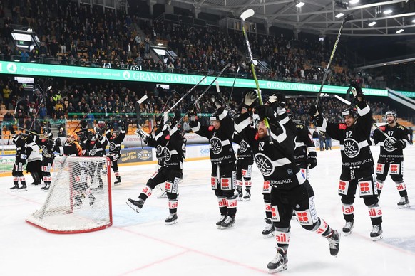 Lugano&#039;s players celebrate at the end of the pre playoff match, during the second game of the pre playoffs of the National League 2021/22 between HC Lugano and HC Geneva Servette, at the Corner A ...