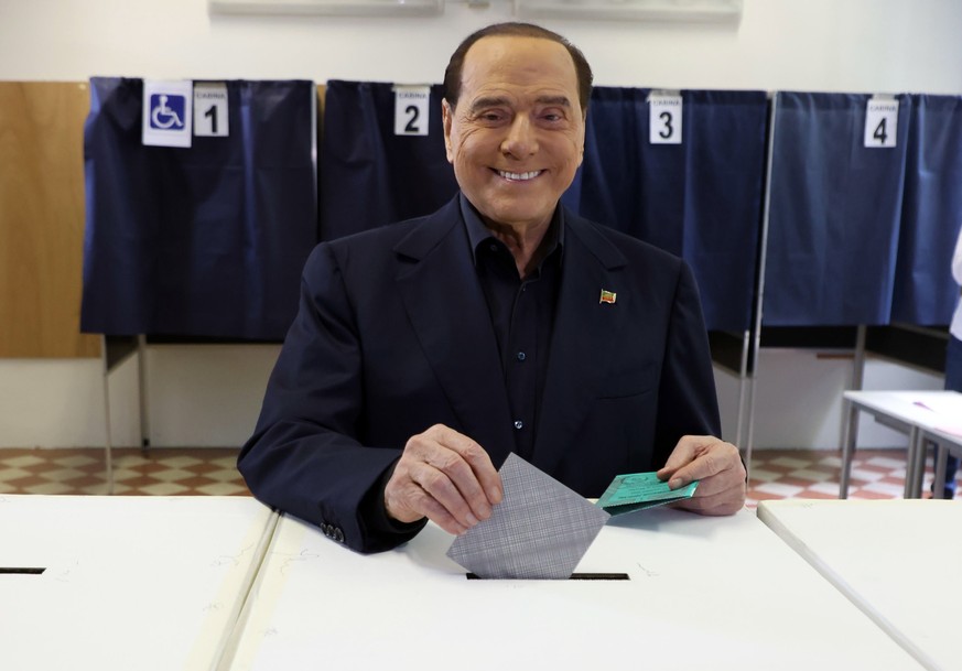 epaselect epa10009143 Leader of Italian party &#039;Forza Italia&#039;, Silvio Berlusconi, during the voting operations in a polling station to vote in the five referenda regarding justice in Milan, I ...