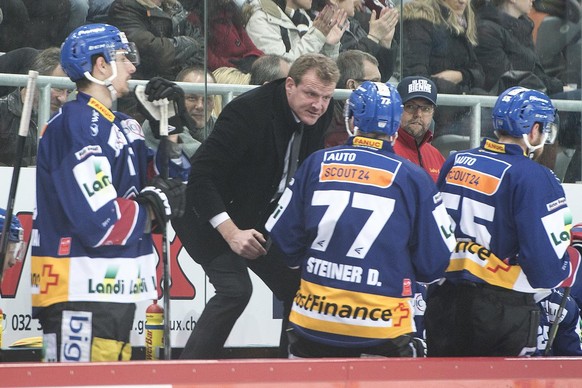 Biels Head Coach Kevin Schlaepfer, Mitte, feuert seine Spieler an, waehrend dem Playout-Finalspiel 3 der NLA, zwischen dem EHC Biel und den SCL Tigers, am Donnerstag, 24. Maerz 2016, in der Tissot Are ...