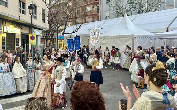 La «Fallera Mayor Infantil» et le «Presidente Infantil» ouvrent le cortège.