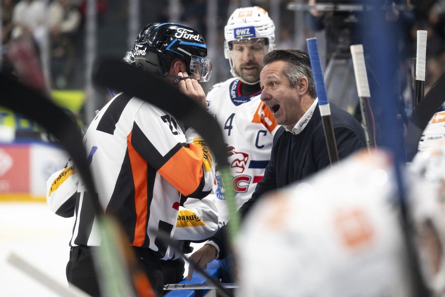Head Coach Marco Bayer (ZSC), rechts, spricht Headschiedsrichter Miroslav Stolc, links, vor Patrick Geering (ZSC), bei dem Spiel der Eishockey National League zwischen dem HC Fribourg Gotteron und den ...