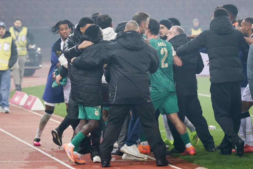 C'était chaud entre joueurs (notamment Comenencia, tout à gauche) et staffs des deux clubs zurichois, samedi juste après le coup de sifflet final.