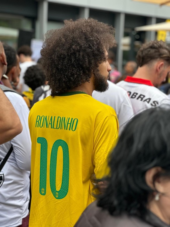 Ardy faisait partie des nombreux fans rassemblés pour apercevoir la star du foot brésilienne Ronaldinho à Geève, le 23 juin.