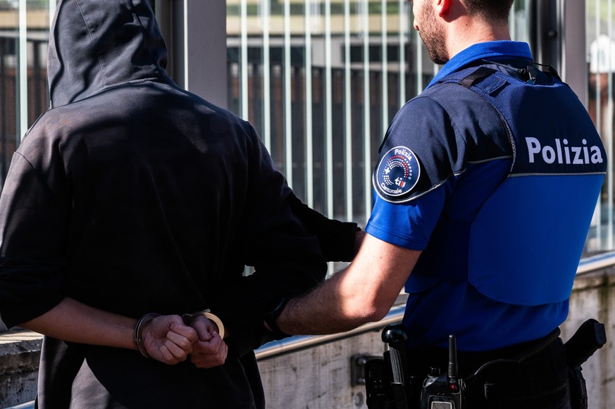 Kantonspolizei Tessin. Auf dem Foto: Simulierte Verhaftung durch einen Beamten der Kantonspolizei am Bahnhof Paradiso FFS, Lugano. Aufgenommen am Donnerstag, 25. April 2024. (KEYSTONE/Ti-Press/Samuel  ...